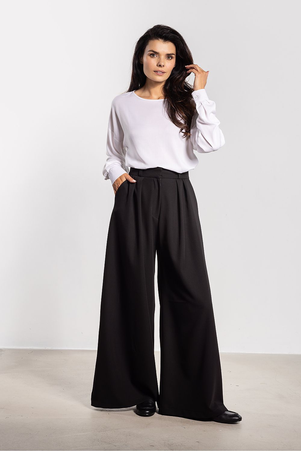  Women trousers model 218989 awama 